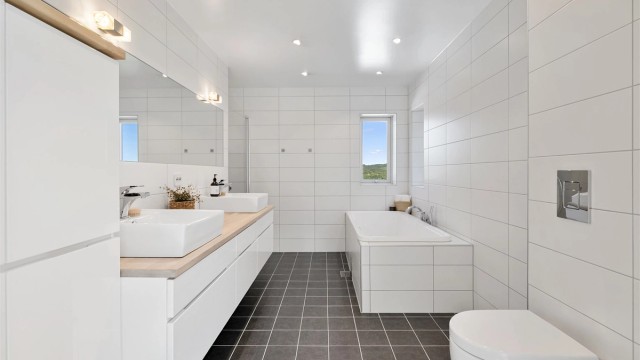 Stort hovedbad i andre etasje med både badekar og dusjnisje