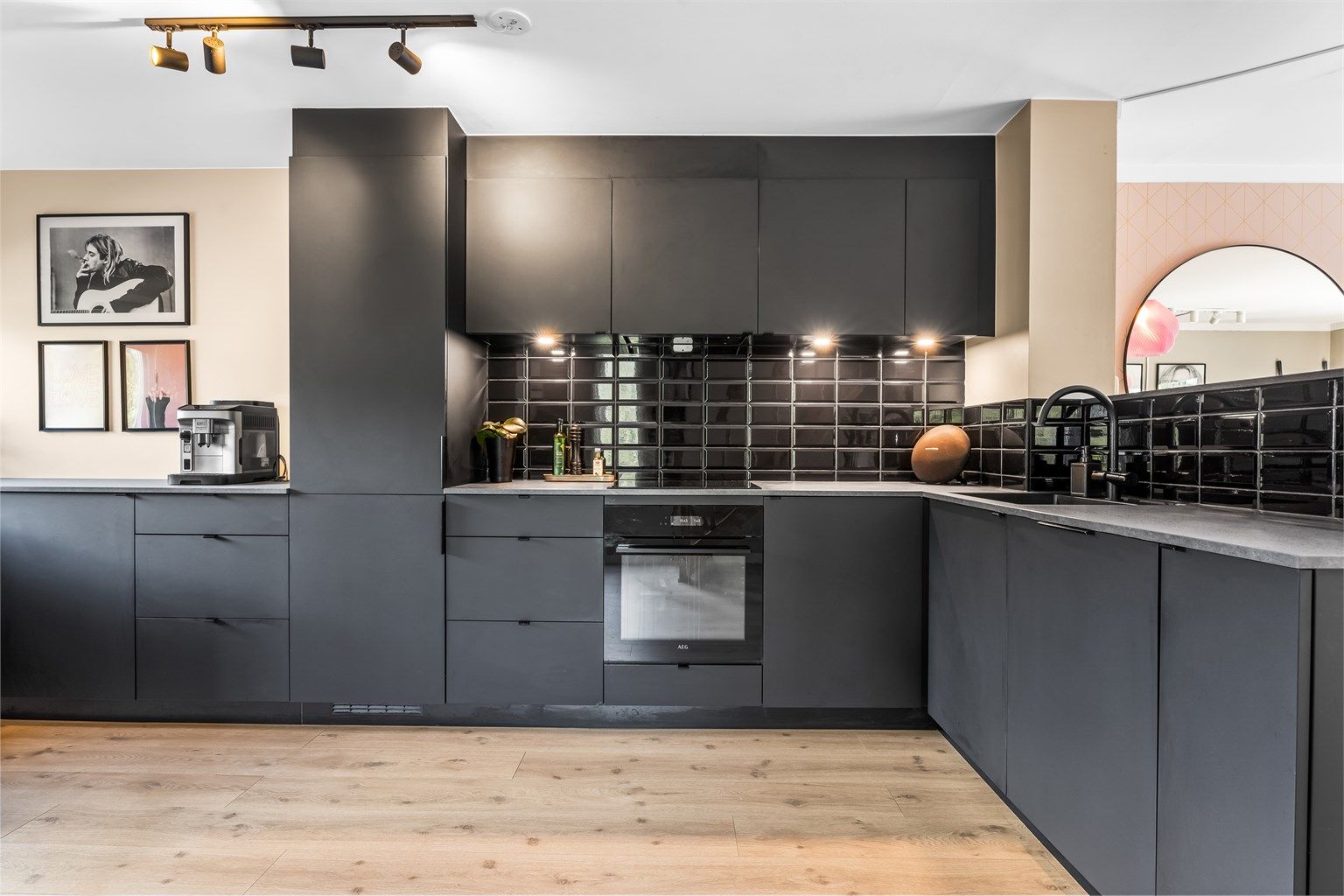 Kjøkken - Moderne kjøkken fra Kvik av modell Bordo Black