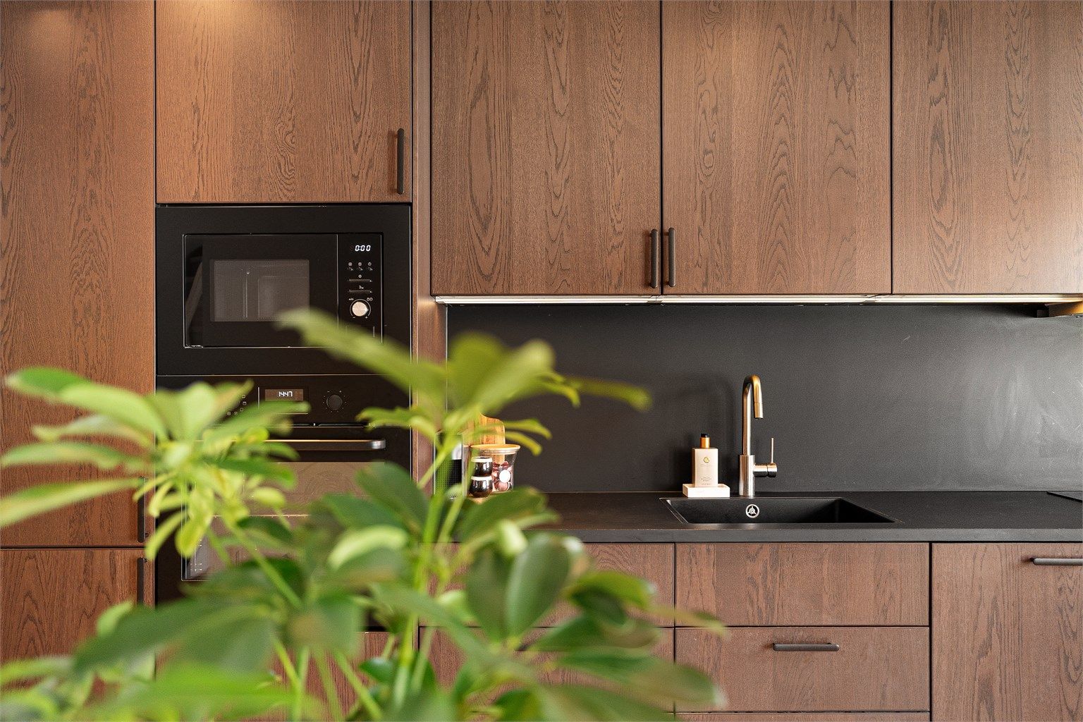 Det er også en praktisk underlimt vask som gjør rengjøring enkelt!