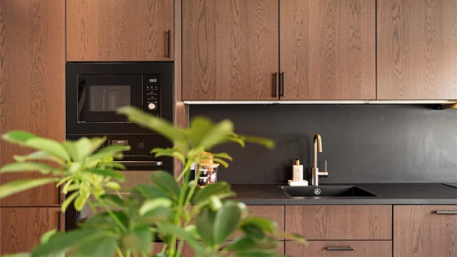 Det er også en praktisk underlimt vask som gjør rengjøring enkelt!