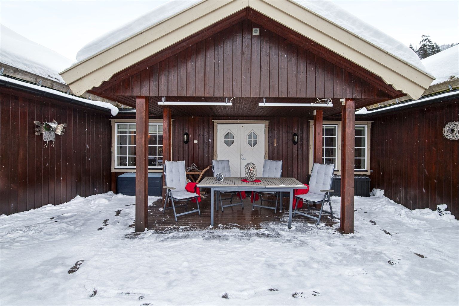 Nydelig uteplass som er godt skjermet og delvis overbygget