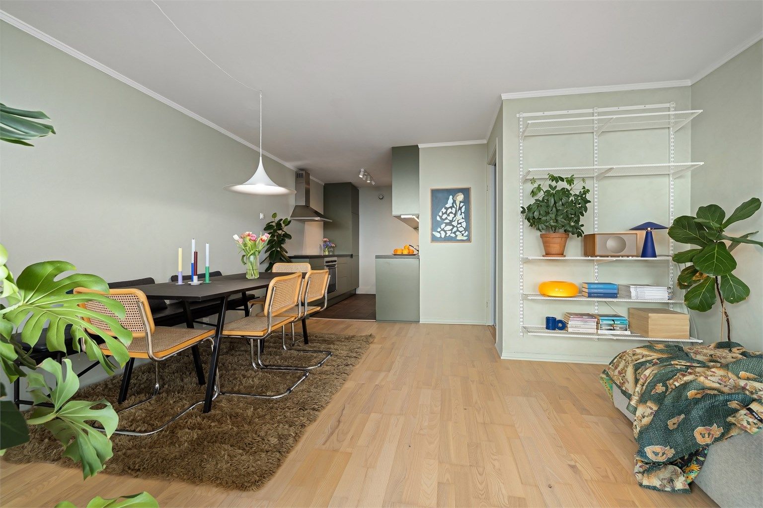  I stuedelen er det god plass til både sofa og spisebord