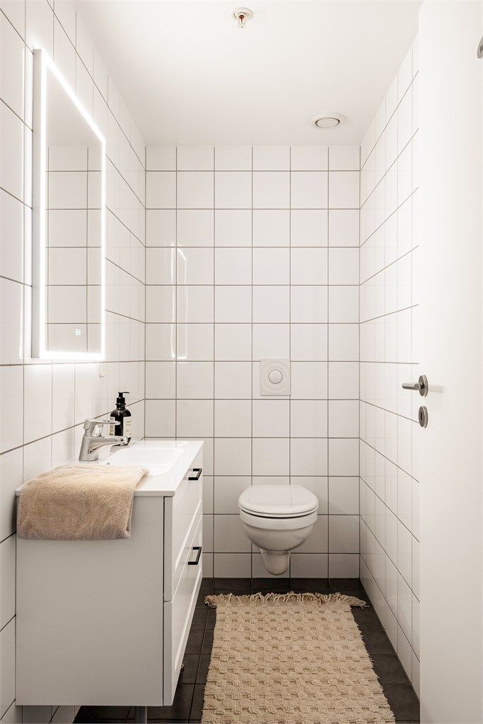 I tillegg til badet har leiligheten et separat toalettrom, praktisk ved besøk.