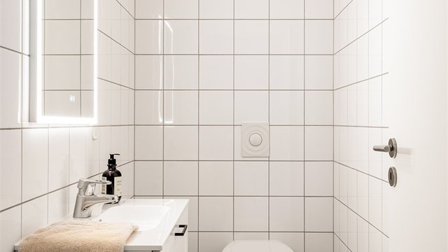 I tillegg til badet har leiligheten et separat toalettrom, praktisk ved besøk.