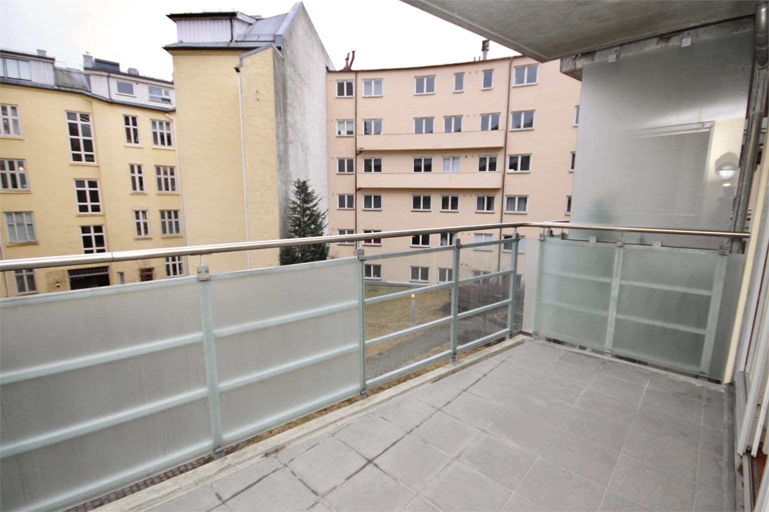 Romslig balkong vendt mot rolig bakgård med gode solforhold.