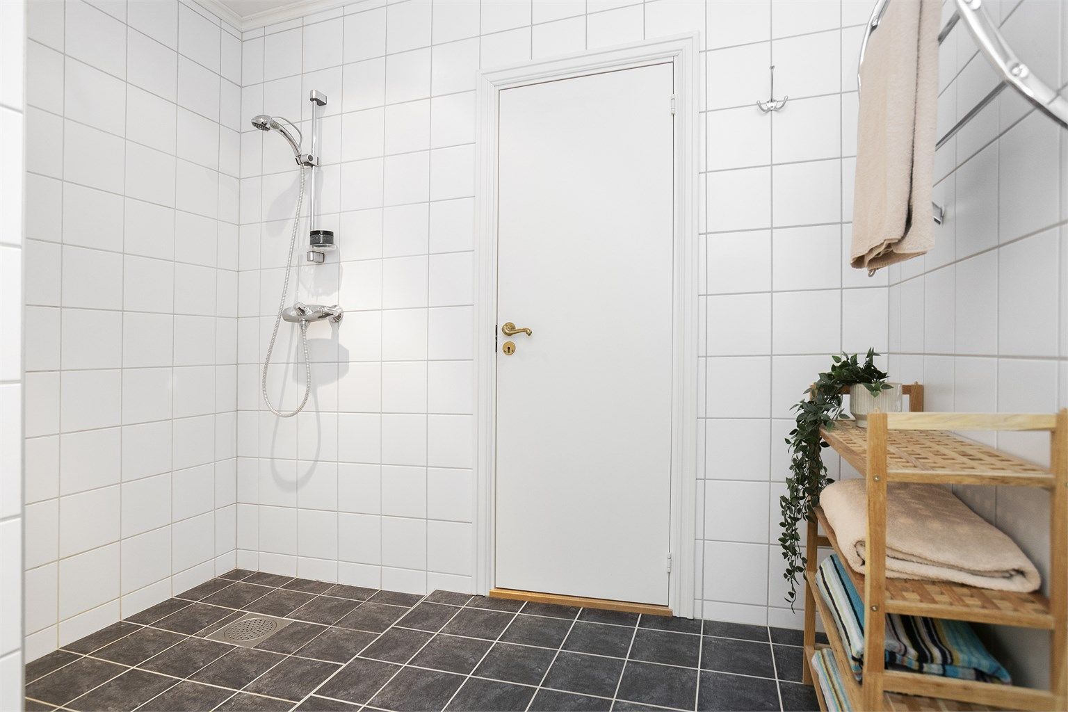 Rommet har senket dusjnisje med sluk tilknyttet tettesjikt.