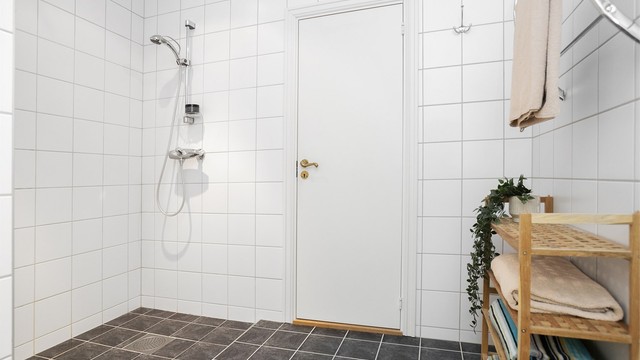 Rommet har senket dusjnisje med sluk tilknyttet tettesjikt.