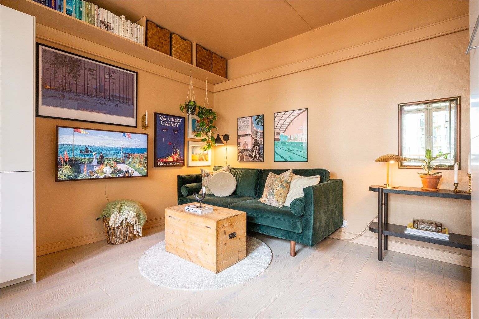 Stuen er luftig med god plass til ønskelig møblering.