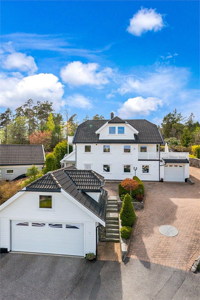 Tiltalende eiendom beliggende i barnevennlig omgivelser. Frittliggende dobbel garasje med innredet loft som ligger praktisk til ved innkjørselen.