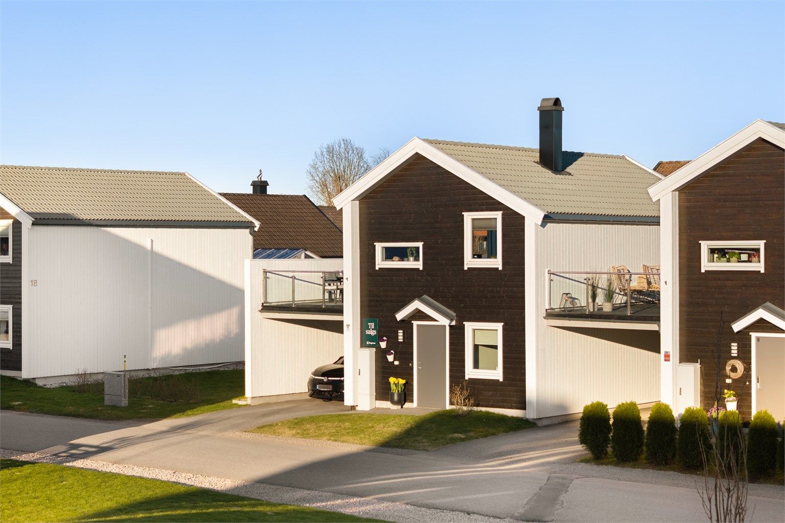 I carporten og på gårdsplassen er det oppstillingsmulighet for to biler i lengderetningen. Carporten har både bod og ladeboks fra Easee. 