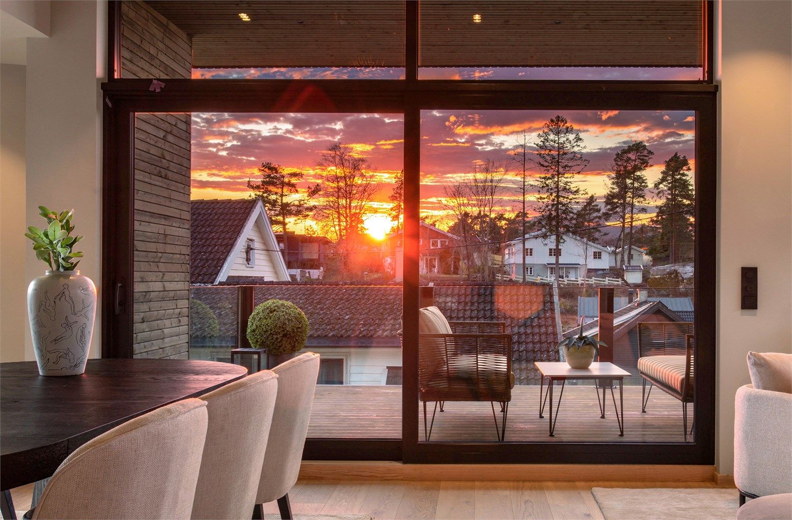 Den vestvendte beliggenheten gir gode solforhold og flott utsyn. (Ai generert bilde, kun illustrasjon)