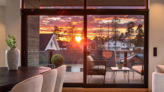 Den vestvendte beliggenheten gir gode solforhold og flott utsyn. (Ai generert bilde, kun illustrasjon)