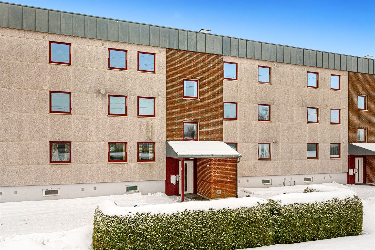 Med barnehager, skoler og Bugårdsparken i gangavstand er beliggenheten ideell for barnefamilier.