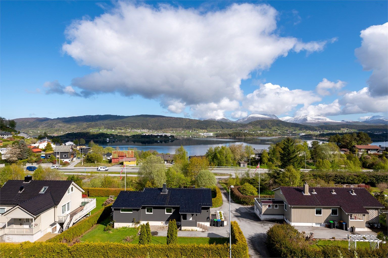 Fra eiendommen ser man utover mot Ellingsøyfjorden.