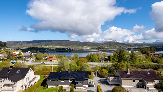 Fra eiendommen ser man utover mot Ellingsøyfjorden.