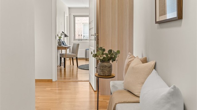 Gangen knytter sammen soverommene og oppholdsrommene. Leiligheten har både en innvendig og en ekstern bod.