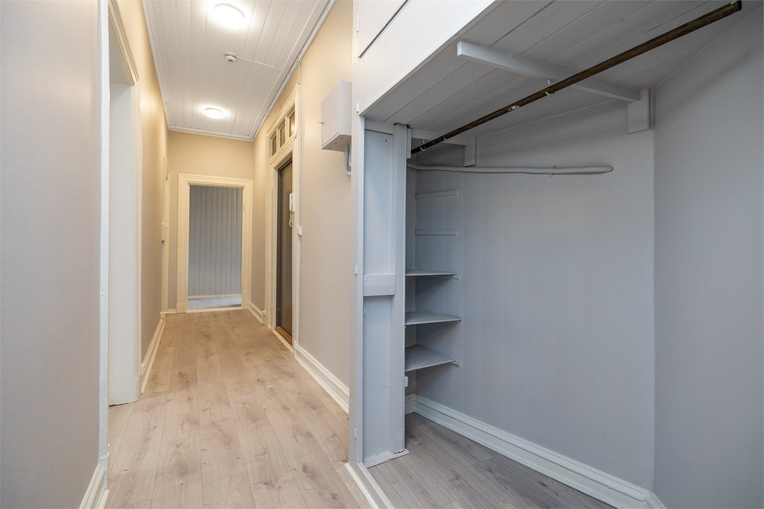 I gangen har vi beholdt denne fine garderobeløsningen som sørger for god plass til å henge av seg. Det er også skap over.
