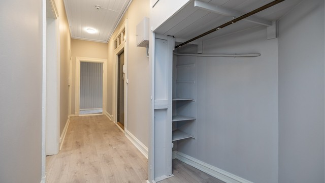 I gangen har vi beholdt denne fine garderobeløsningen som sørger for god plass til å henge av seg. Det er også skap over.