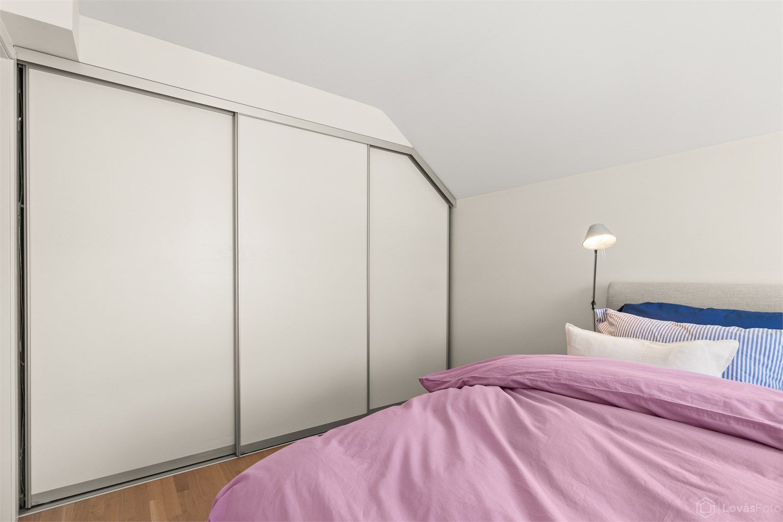 Soverom 1 med skyvedørsgarderobe