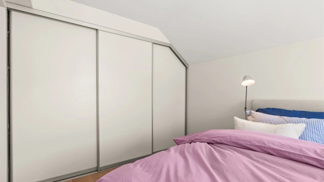 Soverom 1 med skyvedørsgarderobe