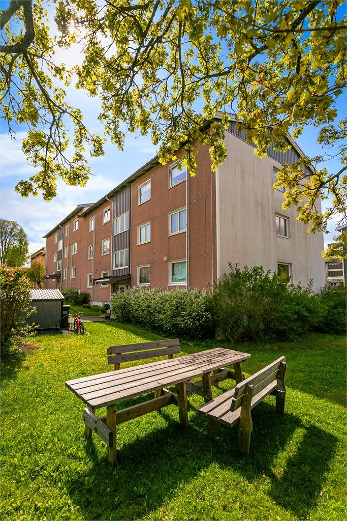 Boligsameiet Løkeberg IV består av 12 boligseksjoner. Området består av både leiligheter, rekkehus og større boliger. Her bor det både unge og godt voksne samt barn i alle aldre