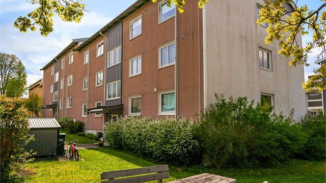 Boligsameiet Løkeberg IV består av 12 boligseksjoner. Området består av både leiligheter, rekkehus og større boliger. Her bor det både unge og godt voksne samt barn i alle aldre