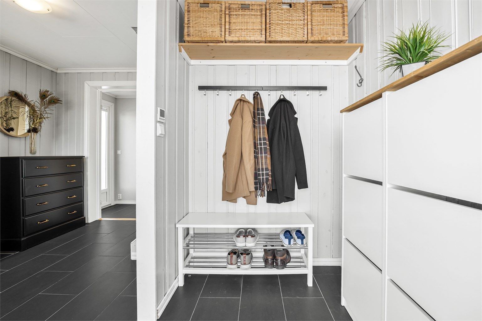 Entréen/gangen har gode løsninger for oppbevaring av yttertøy og sko.
