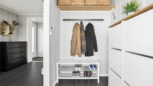 Entréen/gangen har gode løsninger for oppbevaring av yttertøy og sko.