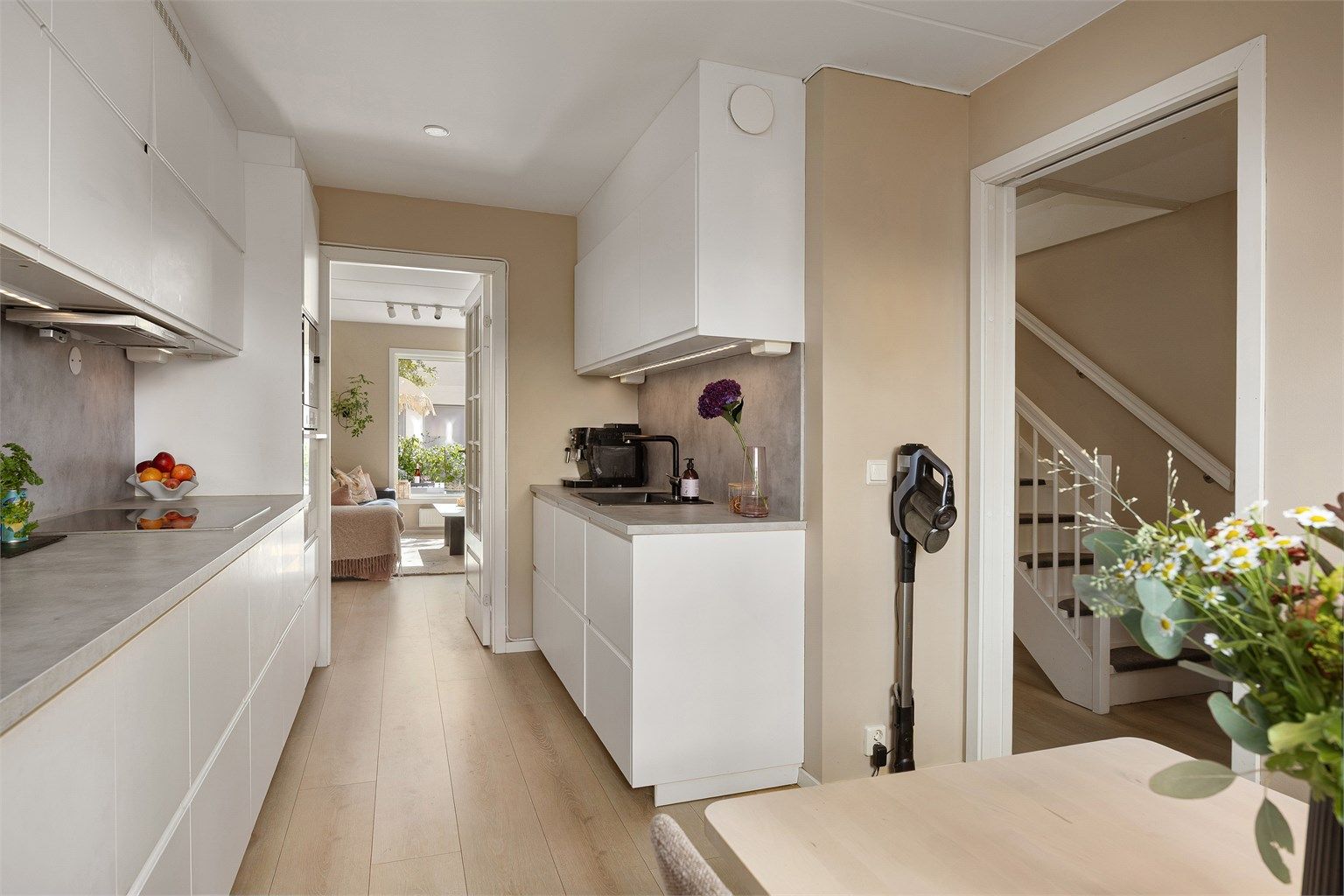 Stort og flott kjøkken med moderne hvite fronter, og laminert benkeplate med innfelt servant 