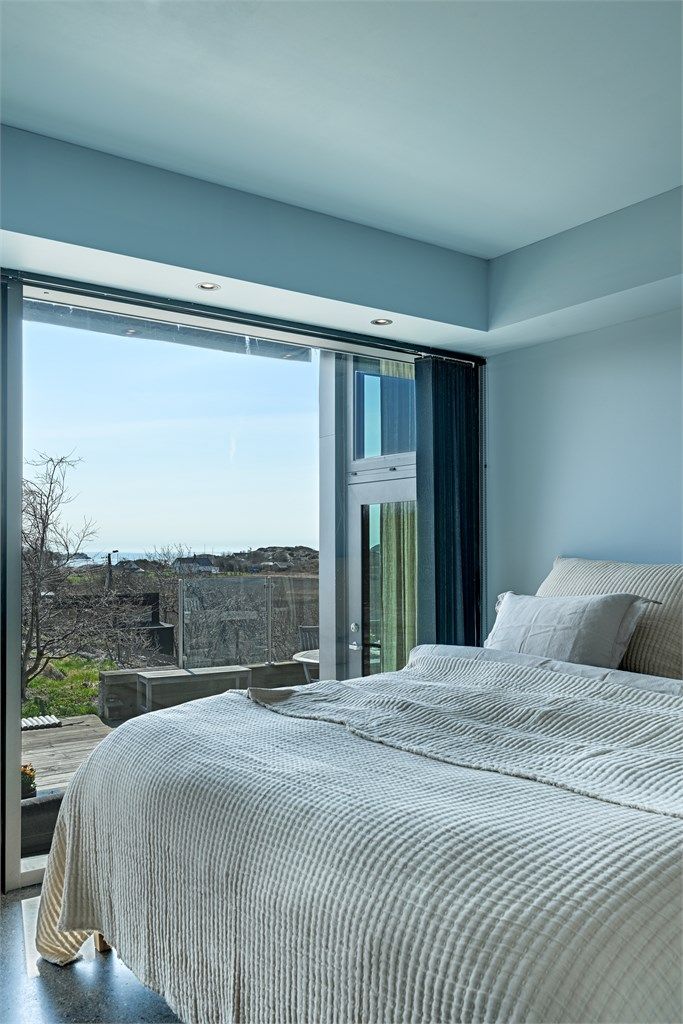 Fra sengen kan du nyte utsikten mot landskapet og havet