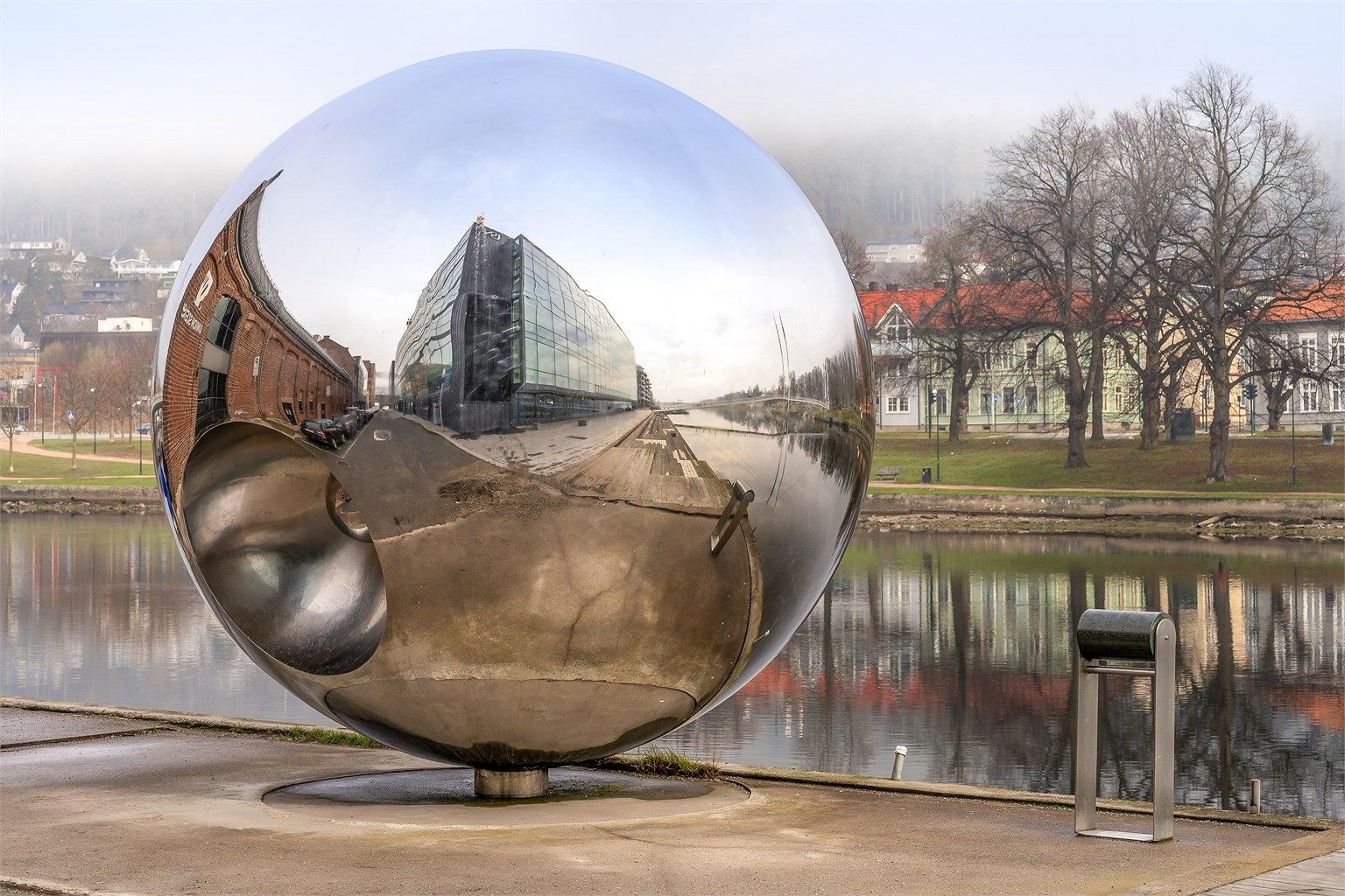 Området byr på kunst og kultur i det offentlige rom, som her ved elvepromenaden.