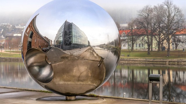 Området byr på kunst og kultur i det offentlige rom, som her ved elvepromenaden.