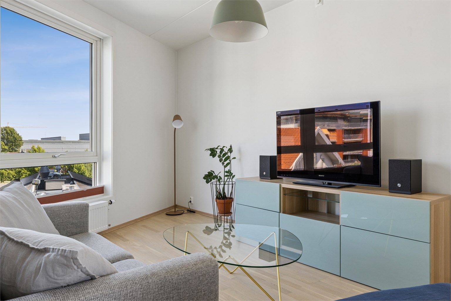 Oppvarming via fjernvarme og balansert ventilasjon sikrer et godt inneklima.