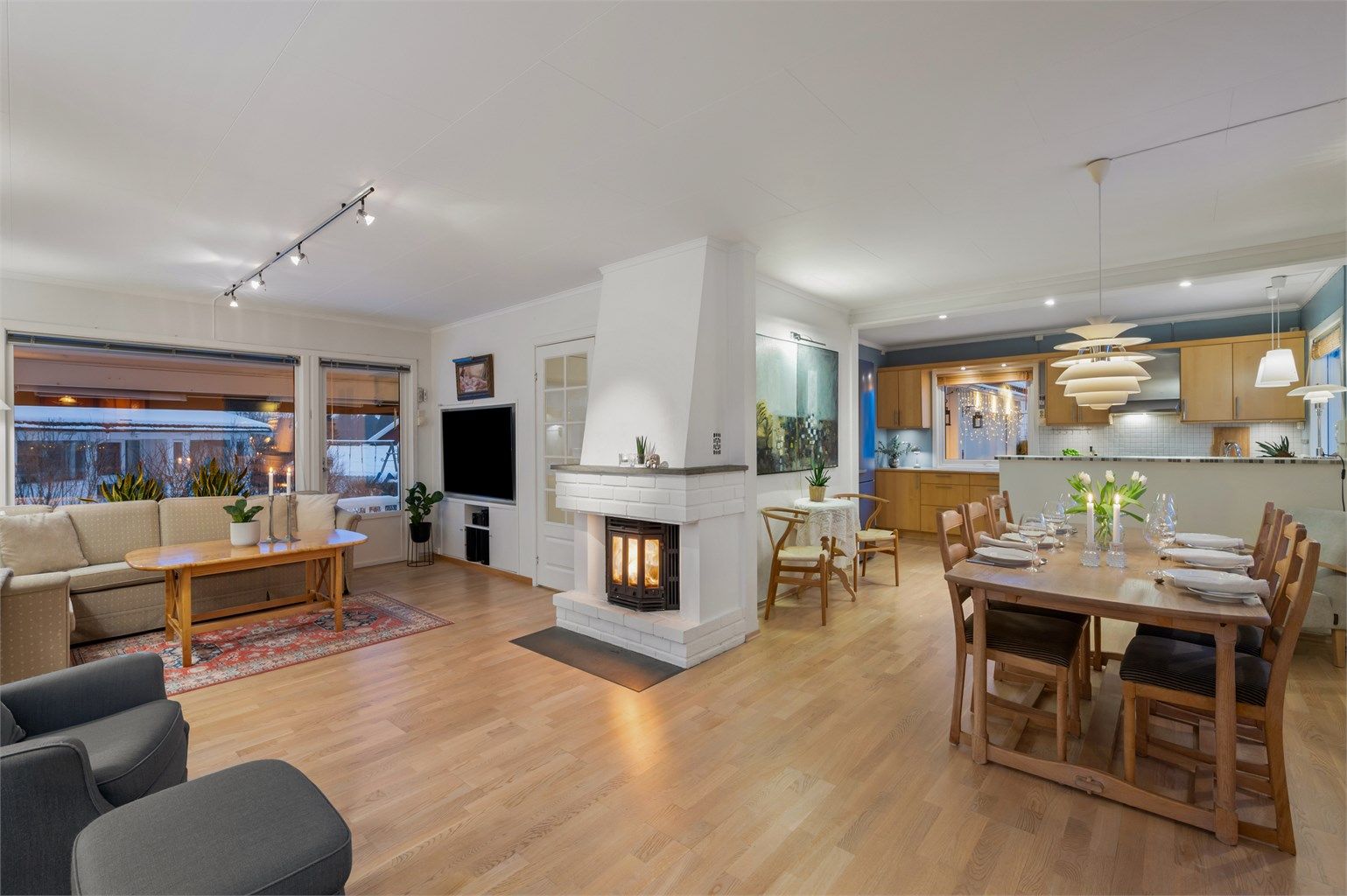 Åpent og trivelig oppholdsrom. Boligen er oppvarmet med varmepumpe samt peisovn.