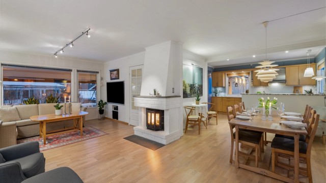 Åpent og trivelig oppholdsrom. Boligen er oppvarmet med varmepumpe samt peisovn.