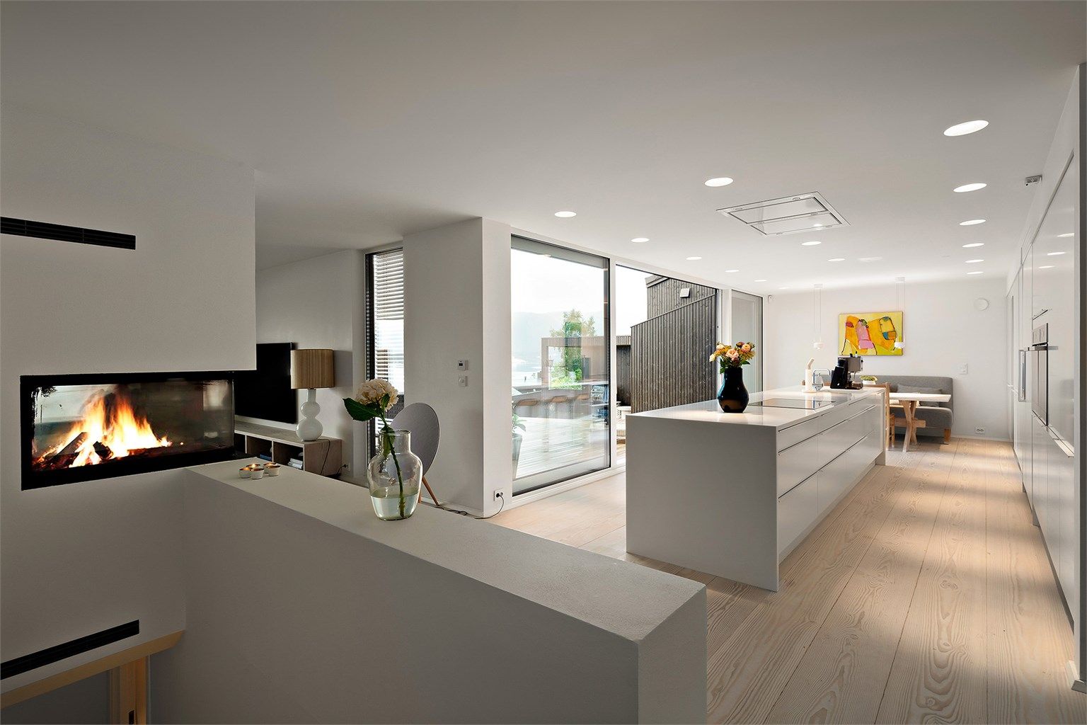 Kjøkkenøy på 4,2m i Corian. Integrert Miele induksjonstopp. Avtrekksvifte i tak. Gulv i heltre (Dinesen Douglas) i hele lengder (Foto: Diakrit Krisztian Sere)