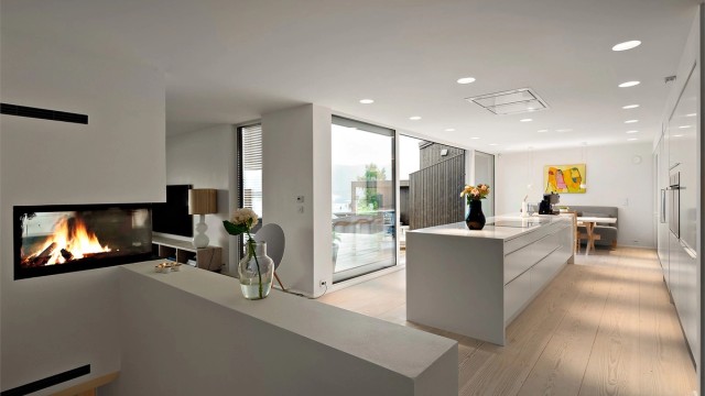 Kjøkkenøy på 4,2m i Corian. Integrert Miele induksjonstopp. Avtrekksvifte i tak. Gulv i heltre (Dinesen Douglas) i hele lengder (Foto: Diakrit Krisztian Sere)