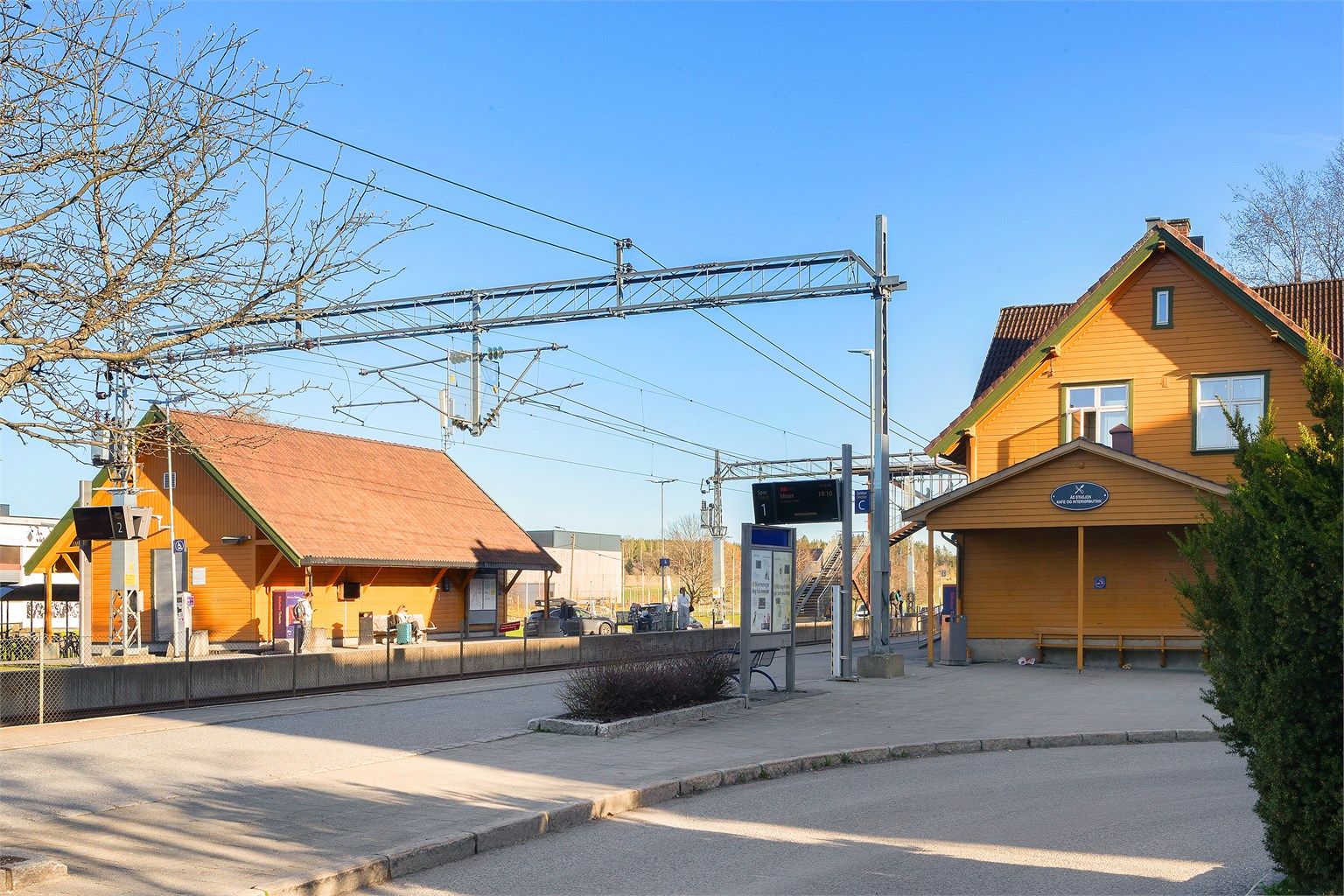 Ås stasjon ligger ca. 1,7 km fra boligen, en kort buss- eller sykkeltur unna. 
