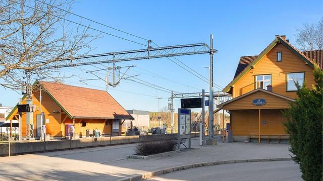 Ås stasjon ligger ca. 1,7 km fra boligen, en kort buss- eller sykkeltur unna.
