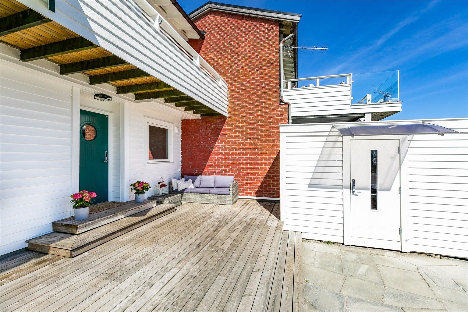 Inngangspartiets platting ble utvidet i 2023 og er i likhet med balkongen solfylt første del av dagen.