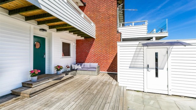 Inngangspartiets platting ble utvidet i 2023 og er i likhet med balkongen solfylt første del av dagen.