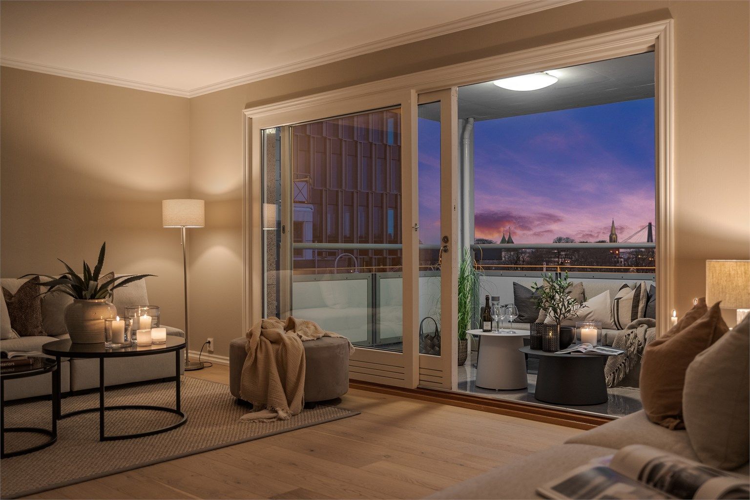 Leiligheten er trivelig både dagtid og kveld. 