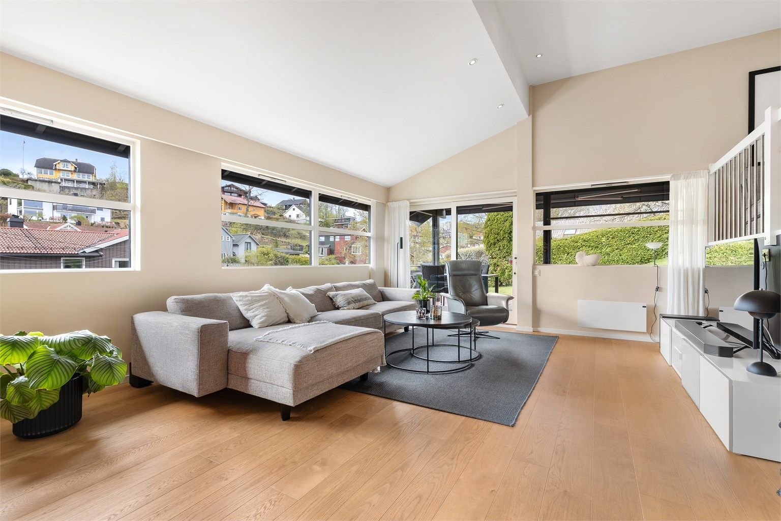 Lys og romslig stue med god plass til sittegruppe og TV-område. Fra stuen er det utgang til terrassen og hagen.