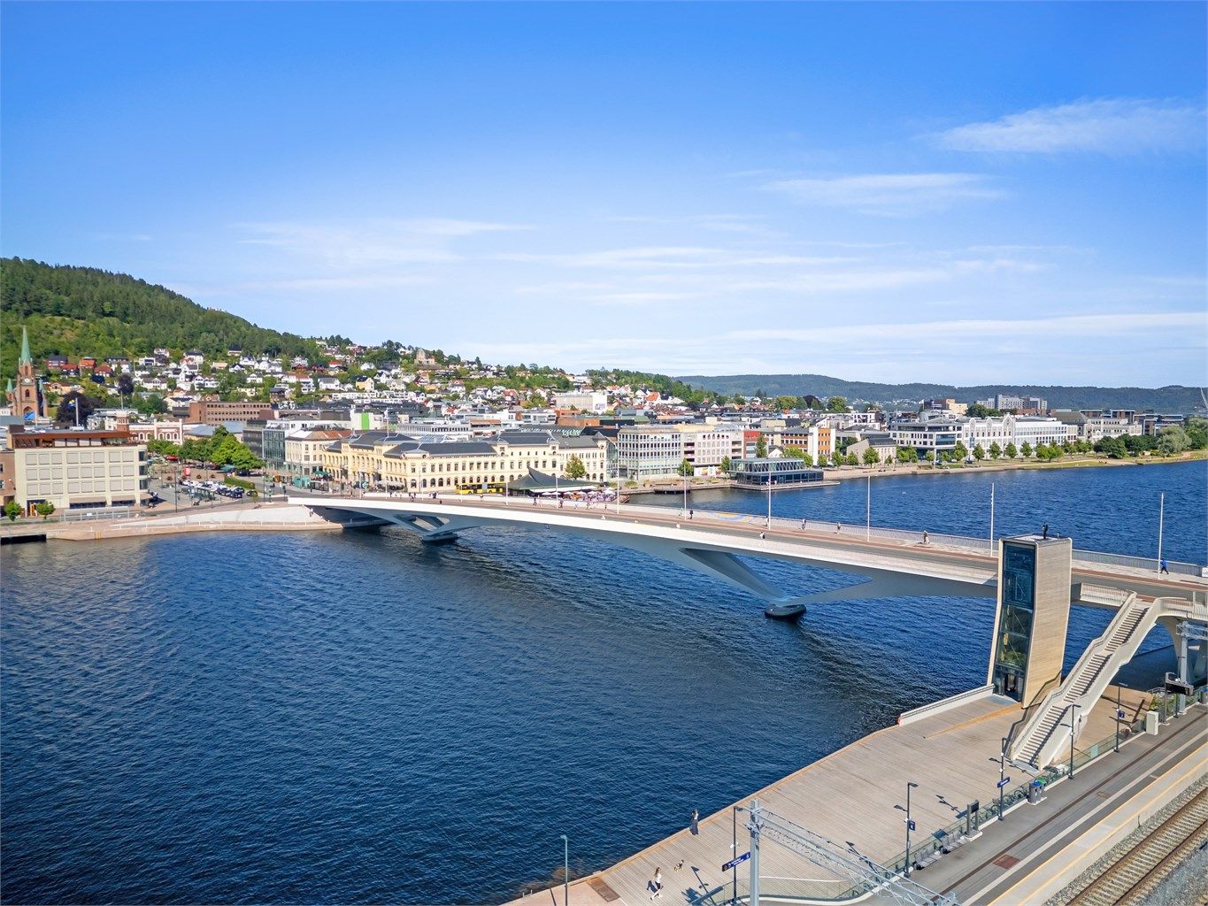 Eiendommen ligger meget sentralt ved elvebredden i Drammen, i umiddelbar nærhet både til Union Brygge, Strømsø Torg og Bragernes torg. 
