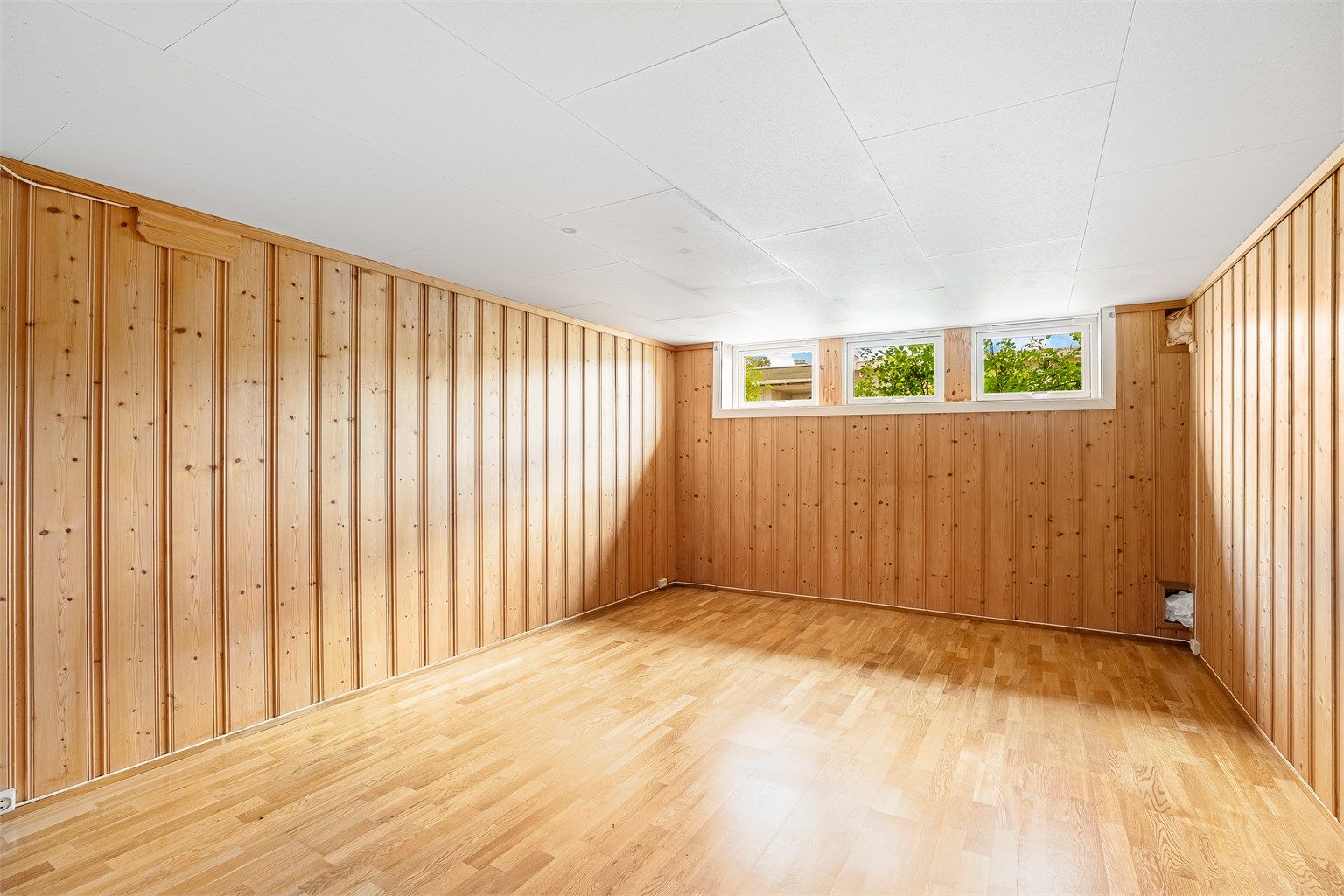 Hobbyrom innredet som kjellerstue, praktisk stort rom med god plass