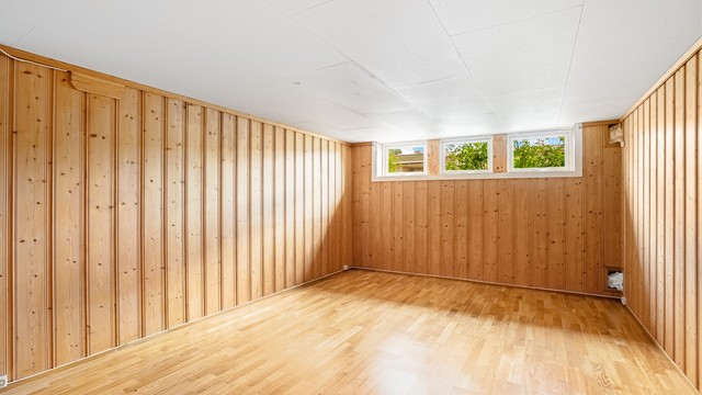 Hobbyrom innredet som kjellerstue, praktisk stort rom med god plass