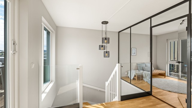 Et lyst og fleksibelt rom i andre etasje, adskilt med moderne glassvegger. Ideelt som kontor eller TV-stue.