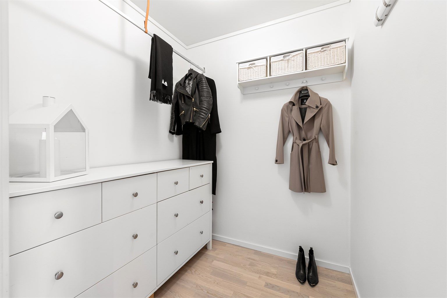Garderoben på 3 m² gir gode og skjermede oppbevaringsmuligheter.