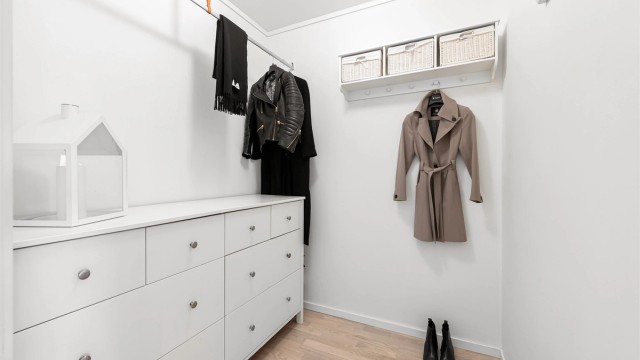 Garderoben på 3 m² gir gode og skjermede oppbevaringsmuligheter.