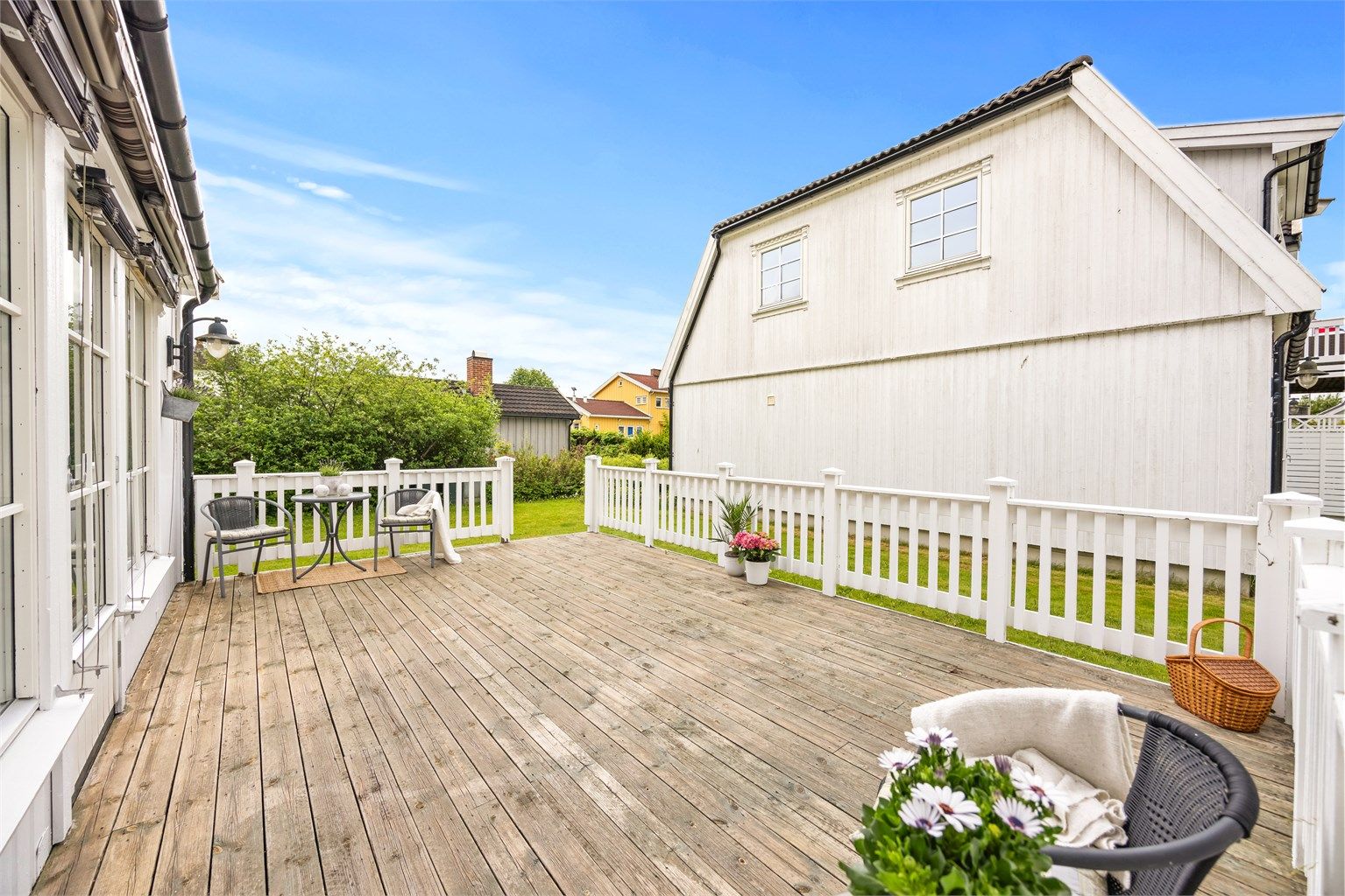Fra stuen er det utgang til en stor, sørvestvendt terrasse med elektrisk markise.
Foto: [Rene Borghagen]
